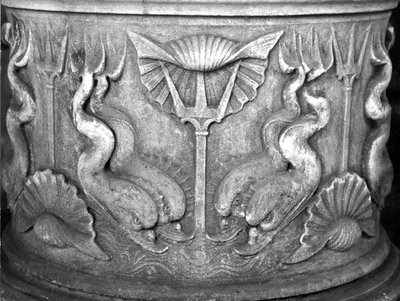 Base de una fuente de agua bendita, tallada con delfines, Basílica de San Marcos de Byzantine School