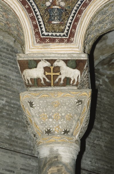 Capitel decorado del interior de Byzantine School