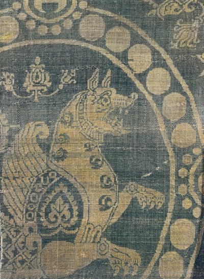 Tela que representa un simurgh en un entorno de cuentas, de Constantinopla (seda) (detalle) de Byzantine School