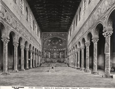 Vista interior de la nave y el ábside de Byzantine School