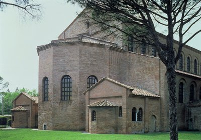 Fachada trasera de la basílica, 536 d.C. de Byzantine School