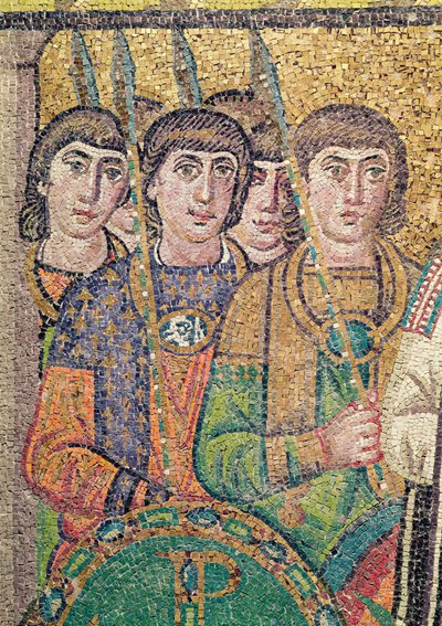 Los guardias en la suite de Justiniano (mosaico) (detalle) de Byzantine School