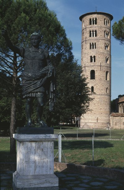 Vista del campanario de Byzantine School