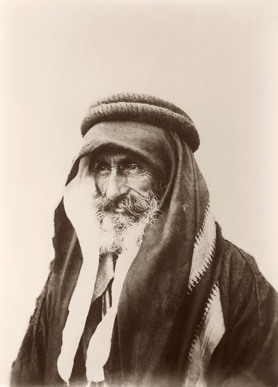 Retrato de Sheikh Khalil Senaah (contra una pared) en Kerak, c.1895-99 de C.A. Hornstein