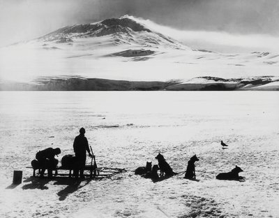 Expedición al Polo Sur por Robert Falcon Scott (1868-1912), exploradores ante el volcán Erebus en la isla Ross, 15 de enero de J.B. and Brown J. Rowbotham