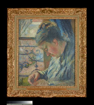Julie Pissarro cosiendo junto a una ventana de Camille Pissarro