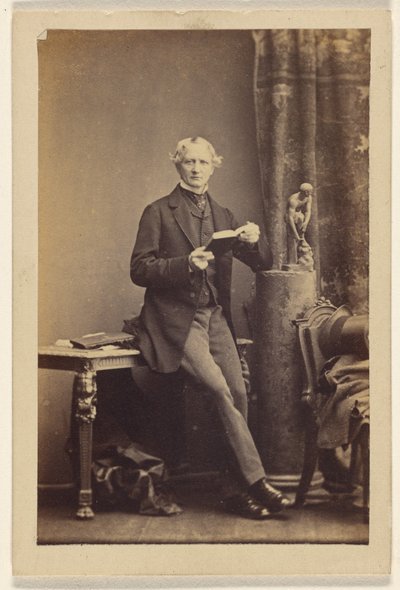 [Hombre no identificado sentado en una mesa, sosteniendo un libro abierto] de Camille Silvy