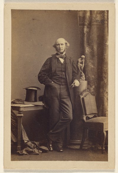 [Hombre no identificado de pie, sombrero de copa sobre la mesa] de Camille Silvy