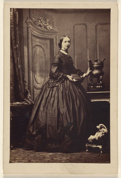 [Mujer no identificada sosteniendo un libro, de pie] de Camille Silvy