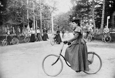 Hannah Maynard y otros ciclistas en Beacon Hill Park, Victoria, c.1895 de Canadian Photographer
