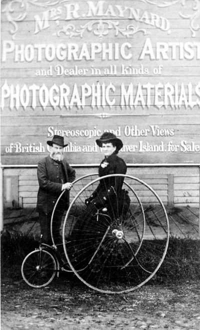 Richard y Hannah Maynard fuera del estudio de la Sra. Maynard, 1880s de Canadian Photographer