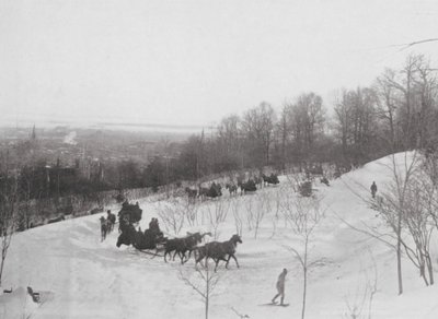 Tandem Club Driving on the Mountain (foto en blanco y negro) de Canadian Photographer