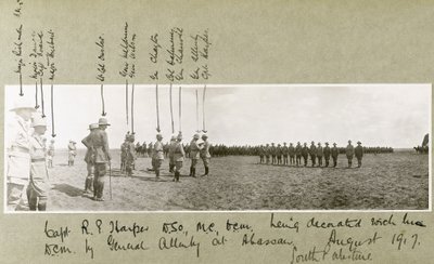 El General Allenby decorando al Capitán Harper con la D.C.M. en una ceremonia en Abassan, Palestina del Sur, agosto de 1917 de Capt. Arthur Rhodes