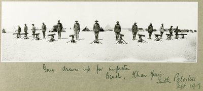 Armas alineadas para inspección en la playa, Khan Yunis, septiembre de 1917 de Capt. Arthur Rhodes