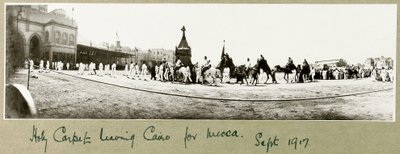 Alfombra Sagrada saliendo de El Cairo hacia La Meca, septiembre de 1917 de Capt. Arthur Rhodes