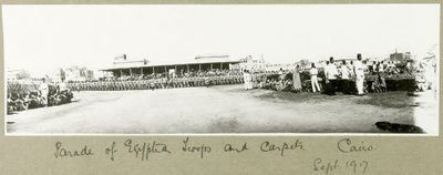 Desfile de tropas y alfombras egipcias, El Cairo, septiembre de 1917 de Capt. Arthur Rhodes