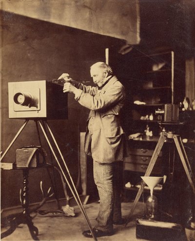 [Autorretrato preparando una placa de colodión] de Capt. Horatio Ross
