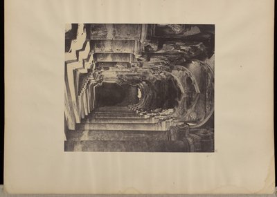 [Madura. Palacio [de Trimul Naik], Vista en una arcada del cuadrilátero. de Capt. Linnaeus Tripe
