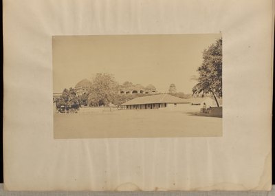 Madura. Palacio [de Trimul Naik], con la escuela del Sr. Fischer en primer plano. de Capt. Linnaeus Tripe