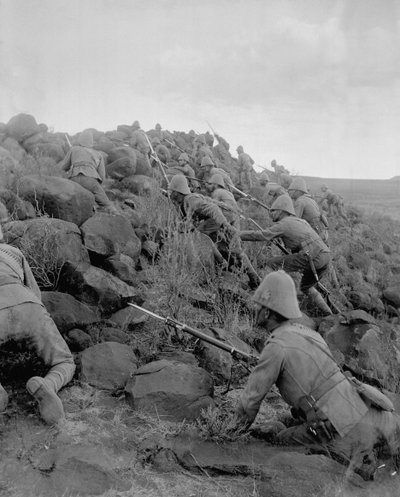 Tropas canadienses escalando un kopje durante la Guerra de los Bóeres (1899-1902) de un álbum de fotografías compilado por A.S. Pratt, 1900-02 de Captain J.A. Holson