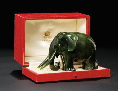 Un modelo de nefrita con joyas de un elefante, con ojos engastados en diamantes, c.1900 de Carl Fabergé