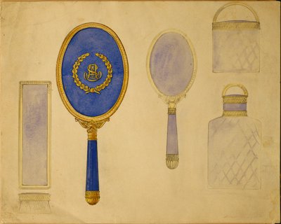 Una selección de diseños de la Casa de Carl Fabergé, incluyendo un espejo de mano ovalado, un espejo más pequeño y dos botellas montadas de Carl Fabergé