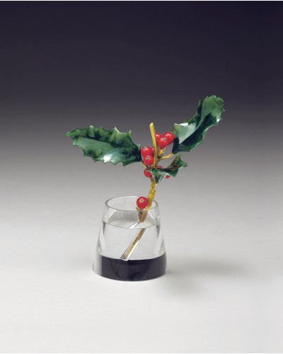 Rama de acebo en un jarrón cónico, c.1890 de Carl Fabergé