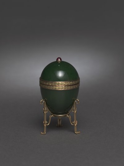 Huevo de jade con soporte, después de 1900 de Carl Fabergé