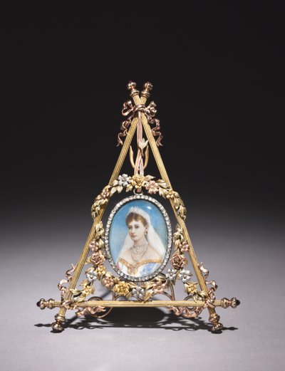 Marco triangular con retrato de la zarina Alexandra Feodorovna, 1896-1908 de Carl Fabergé