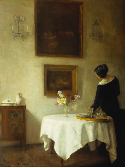Una Mujer junto a una Mesa de Comedor de Carl Holsoe