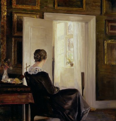 Una mujer sentada cerca de una puerta de Carl Holsoe
