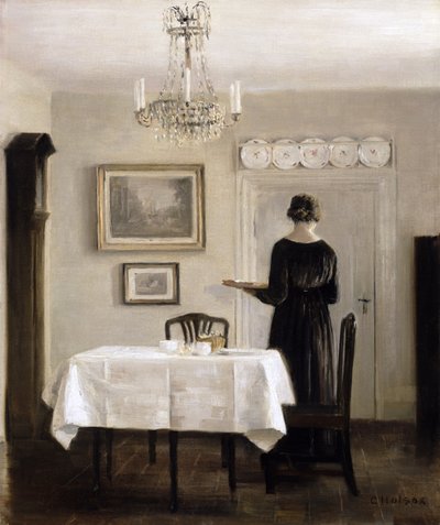 Interior con dama llevando una bandeja, c.1905 de Carl Holsoe