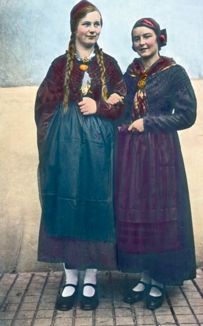 Austria, Retrato de dos mujeres jóvenes de Carintia. Fecha de la imagen: hacia 1920. Archivo Carl Simon de Carl Simon