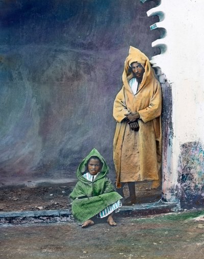 Marruecos, comerciante morisco con hijo pequeño, fecha de la imagen: hacia 1910. Archivo Carl Simon de Carl Simon