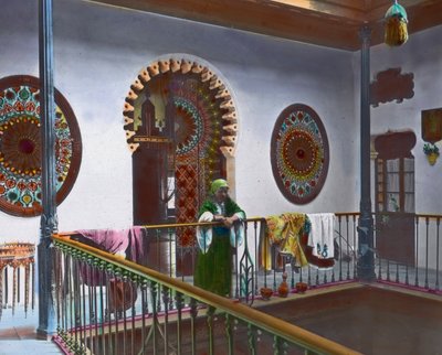 Norte de Marruecos, mujer marroquí en una galería, fecha de la imagen: hacia 1910, Archivo Carl Simon de Carl Simon