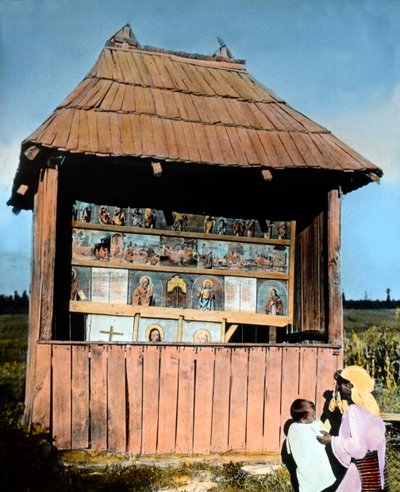 Rumanía, Bucovina, madre con su hijo delante de una capillita con imágenes de los santos, fecha de la imagen: hacia 1920. Archivo Carl Simon de Carl Simon