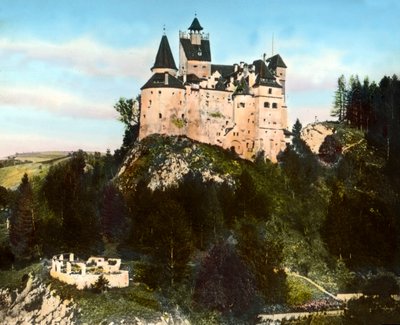 Rumanía, Transilvania, el castillo de Bran (conocido como el castillo de Drácula) cerca del pueblo de Bran y de la ciudad de Brasov, fecha de la imagen: hacia 1920. Archivo Carl Simon de Carl Simon