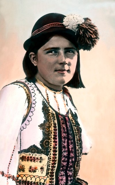 Rumanía, retrato de una niña en traje tradicional, fecha de la imagen: hacia 1920. Archivo Carl Simon de Carl Simon
