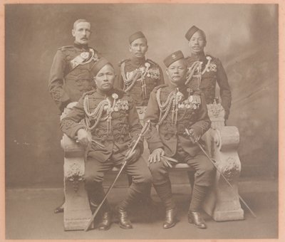 Oficiales Indios del Rey de los regimientos Gurkha de Carl Vandyk