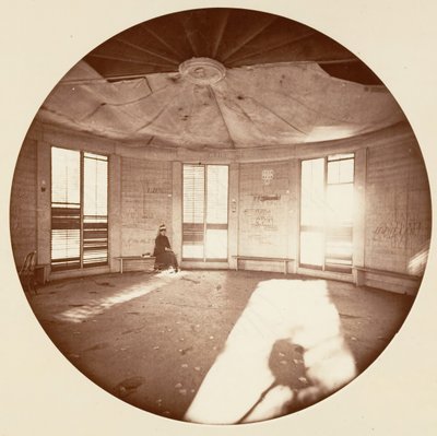 Interior del pabellón construido sobre el tocón del árbol, C. Grove, ca. 1878 de Carleton Emmons Watkins