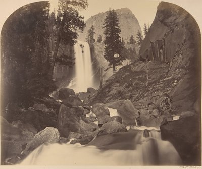 Monte Broderick en el centro distante, Piroyac, Cristales cayendo, Cascada Vernal, 1861 de Carleton Emmons Watkins