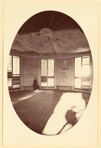 Interior del pabellón, construido sobre el tocón de un árbol, Mammoth Tree Grove, Calaveras Co., Cal. de Carleton Watkins