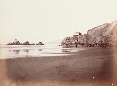 [La casa del acantilado desde la playa] de Carleton Watkins