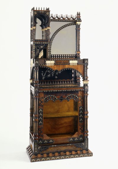 Un aparador alto de forma asimétrica de Carlo Bugatti