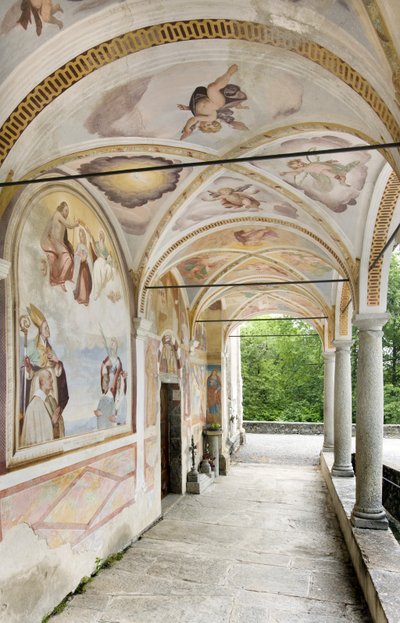 Vista de los frescos y el pórtico, Iglesia de Santi Nazaro e Celso, Lanzo D