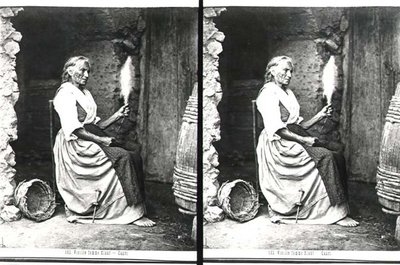 Vieja Mujer Hilando, Capri, c.1865 (foto en b/n) de Carlo Naya