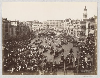 Regata de góndolas en el Gran Canal de Venecia, a la altura del puente de Rialto de Carlo Naya
