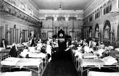 Salón decorado en un hospital con heridos de guerra y enfermeras de la Cruz Roja de Carlo Wulz