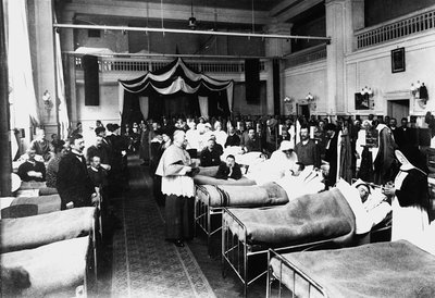 Salón decorado en un hospital con heridos de guerra durante una visita sacerdotal (foto en b/n) de Carlo Wulz