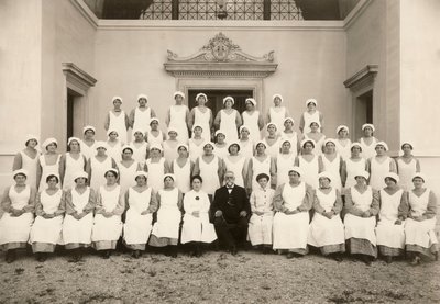 Foto de grupo de una enfermera psiquiátrica durante la Primera Guerra Mundial de Carlo Wulz